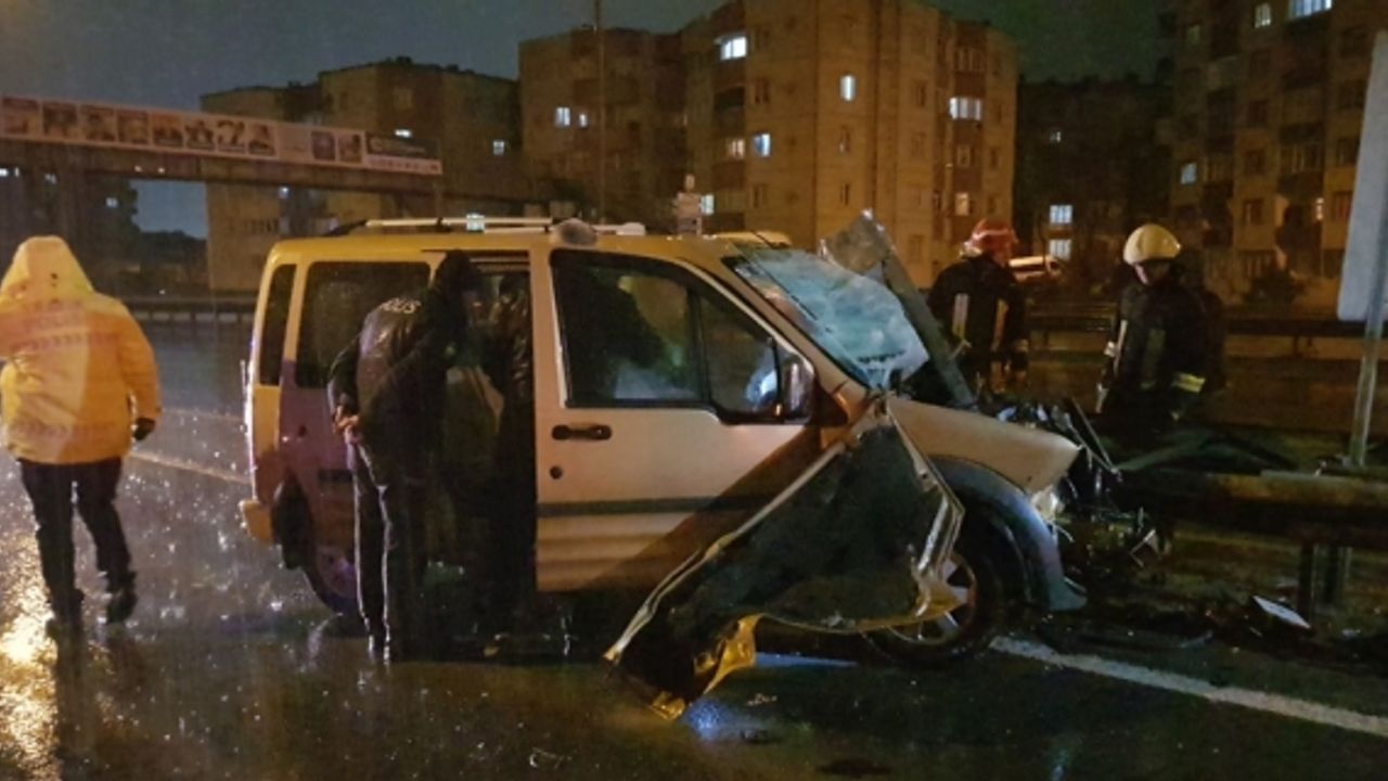 Derince’de feci kaza, sürücü ağır yaralandı  