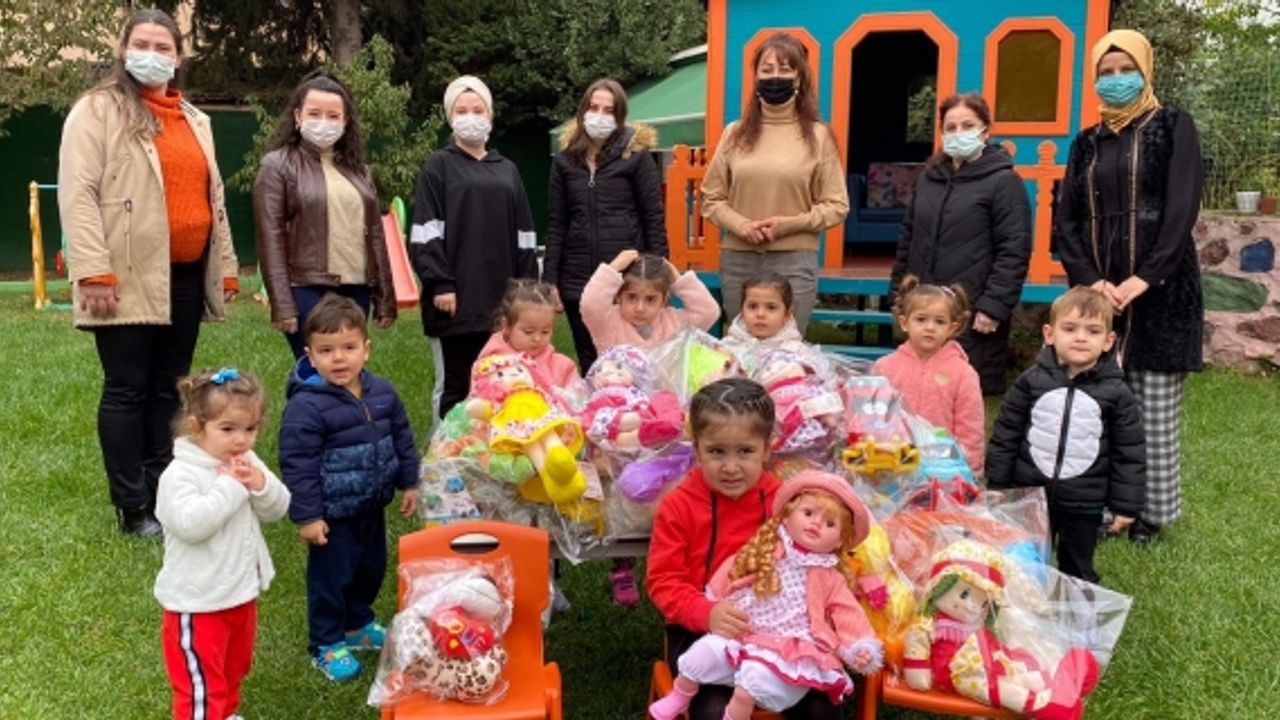 Elif ile Ayda’ya kolilerle bebek gönderdiler:   Bilgi Köprüsü’nün duyarlı çocukları