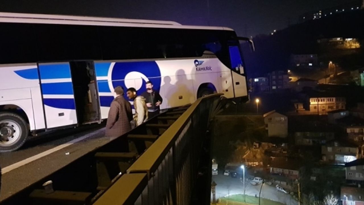 Yolcu otobüsü viyadükte asılı kaldı: 6 yaralı