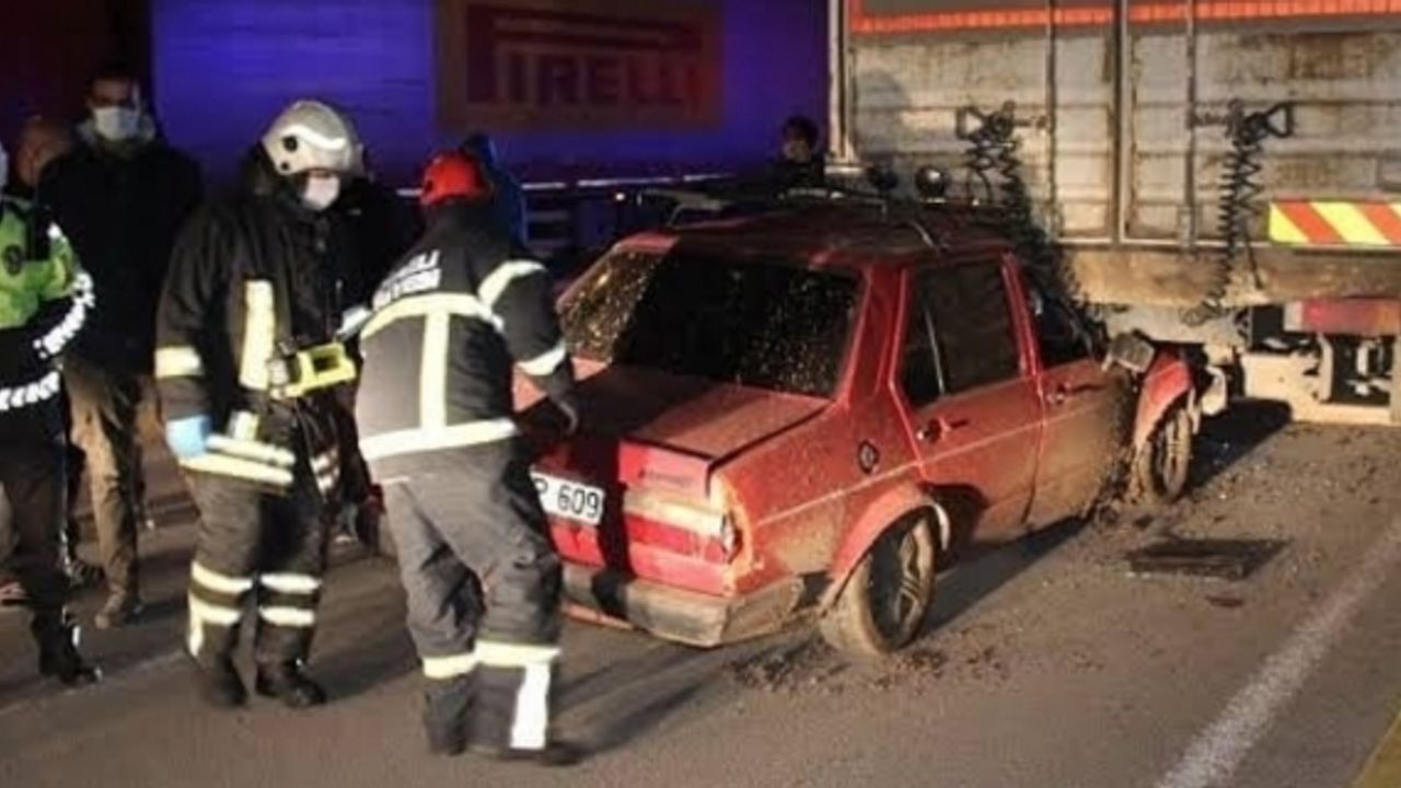 Otomobil kamyonun altına girdi: 1 yaralı
