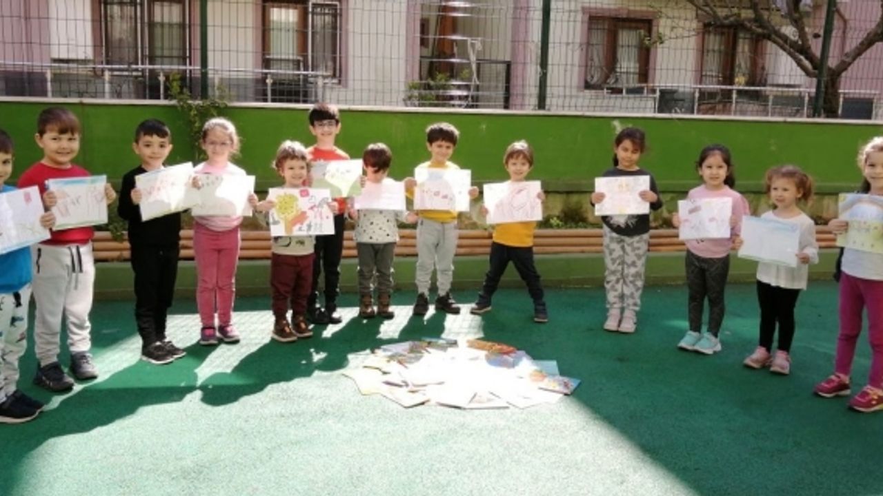 Bilgi Köprüsü Montessori’den 23 Nisan’a özel sosyal çalışma:  “EL-ELE OLMASAK DA KİTAPLARLA BİRLİKTEYİZ”