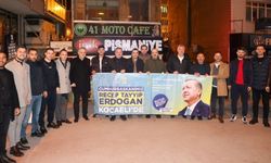 Erdoğan için müthiş hazırlık: Başkan Talus da vincin tepesine çıkıp gençlerle bayrak astı