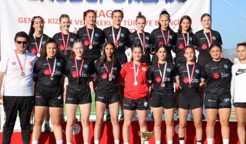 Körfez’in kızları Ragbide Türkiye Şampiyonu oldu 